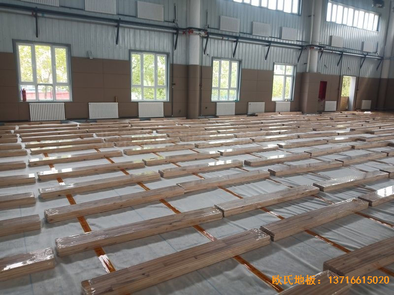 新疆克拉瑪依市獨山子虹園小區(qū)體育館運(yùn)動木地板安裝案例