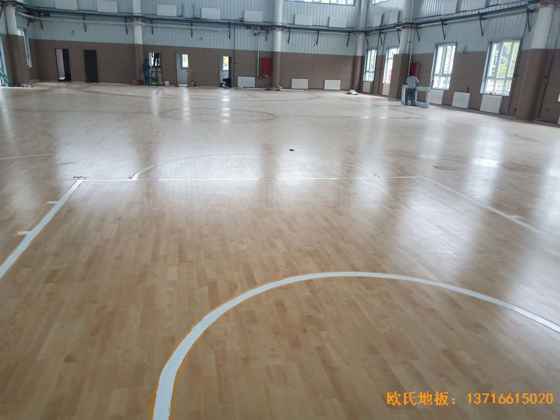 新疆克拉瑪依市獨山子虹園小區(qū)體育館運(yùn)動木地板安裝案例