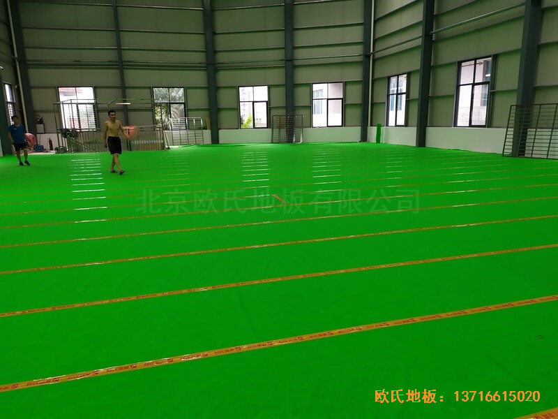 福建恒發(fā)鞋業(yè)公司籃球館運(yùn)動(dòng)木地板安裝案例2