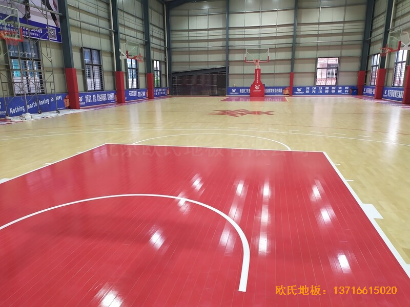 福建恒發(fā)鞋業(yè)公司籃球館運(yùn)動(dòng)木地板安裝案例5