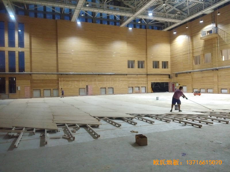 河北雄縣第三高中籃球館運(yùn)動(dòng)地板鋪設(shè)案例2