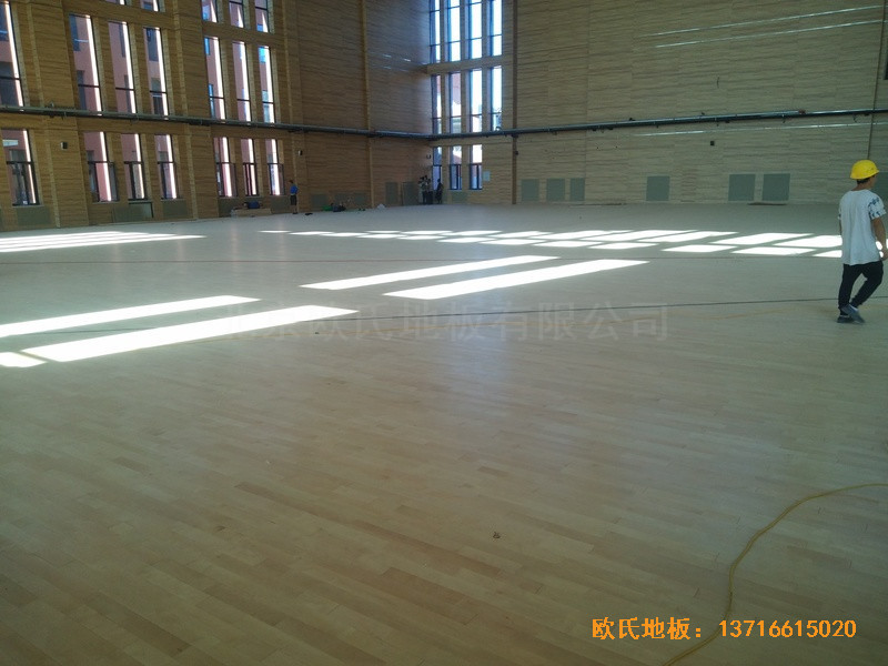 河北雄縣第三高中籃球館運(yùn)動(dòng)地板鋪設(shè)案例4