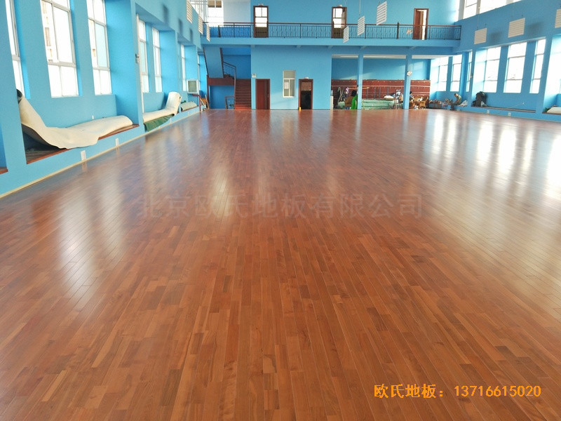 云南公安局小區(qū)羽毛球館體育木地板鋪設(shè)案例2