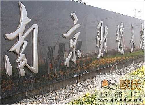 南京財經(jīng)大學(xué)乒乓球館地膠鋪設(shè)完成